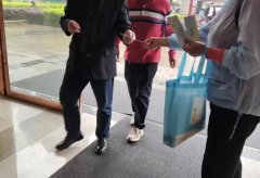 派发单页展会举牌